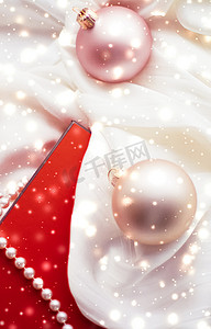 圣诞魔法节日背景、节日小玩意、红色复古礼盒和金色闪光作为奢侈品牌设计的冬季礼物