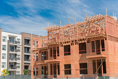 达拉斯已竣工建筑附近的豪华木制城市公寓大楼