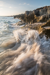 猛烈摄影照片_波涛汹涌的大海，海浪猛烈地撞击着岩石。