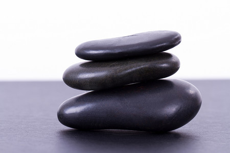 三块黑色按摩石平衡