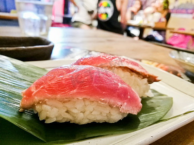 悟空摄影照片_日本东京罕见的轻烤和牛寿司