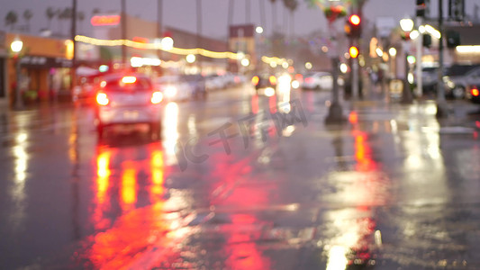 雨天道路上的灯光反射。