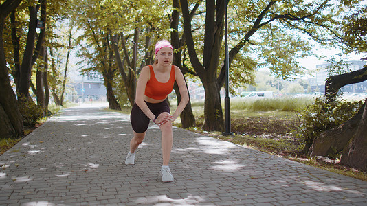 运动健身运动激励的跑步女孩训练，准备跑马拉松，在公园开始