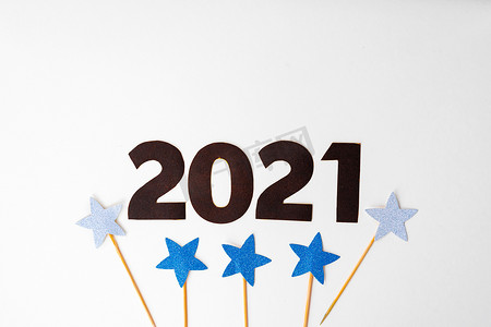 2021年壁纸摄影照片_2021 号，白色背景上有星星装饰