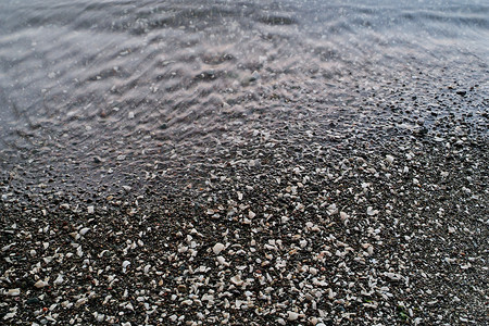 海水与盐泉岛 Ruckle 公园的鹅卵石海滩背景纹理相遇