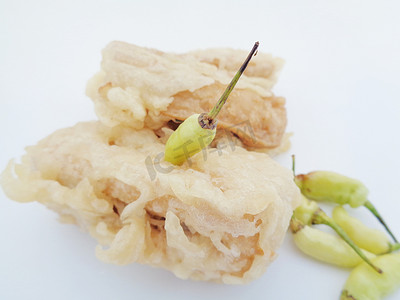 Tahu isi（也称为 tahu slomprot、tahu berontak），一种由炸豆腐制成的印尼食品，里面填满面条和切片蔬菜。