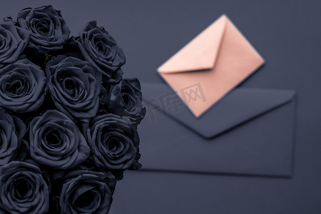 情人节送情书和鲜花、豪华玫瑰花束和木炭背景卡片，浪漫假日设计