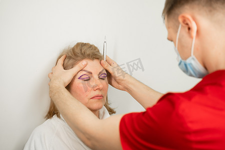 眼部健康摄影照片_整形手术前面部的眼睑标记特写，用于在医疗诊所修改面部眼部区域。