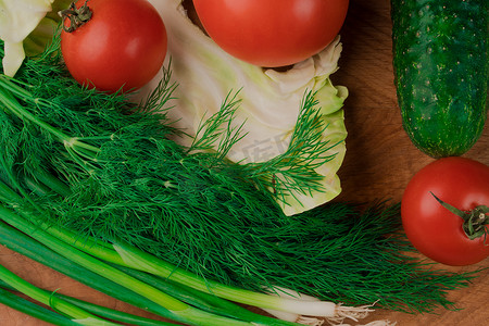 木板上蔬菜摄影照片_营养素是木板上新鲜蔬菜美味沙拉的理想选择。