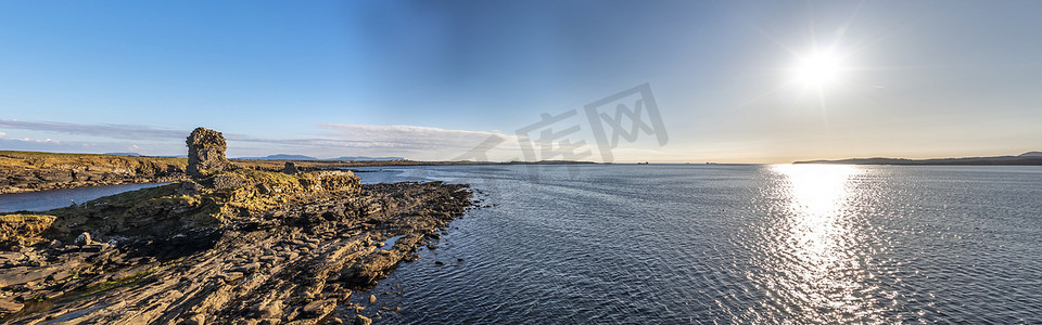 点波摄影照片_爱尔兰多尼戈尔郡波特尼德岛旁边圣约翰角令人惊叹的海岸的鸟瞰图。