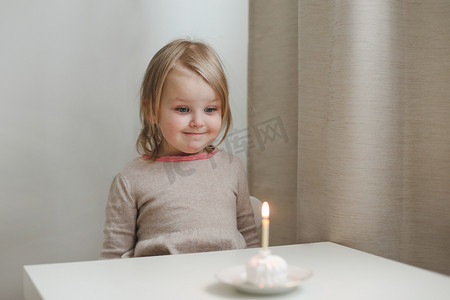 可爱漂亮的小女婴庆祝生日。
