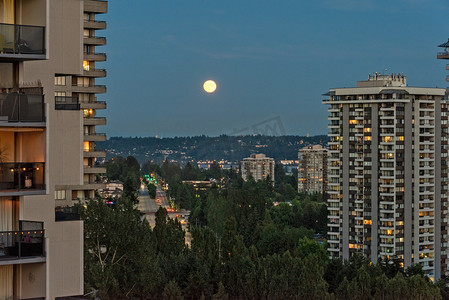 水底慢慢升起的气泡摄影照片_满月在夜晚的城市升起
