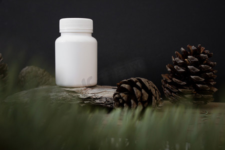 黑色背景上的白色塑料罐模型，带有树皮和云杉树枝，美容产品包装。