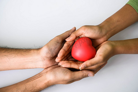 心脏捐赠者向心脏病患者伸出援助之手。