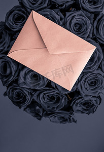情人节送情书和鲜花、豪华玫瑰花束和木炭背景卡片，浪漫假日设计