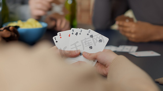 快乐的人享受策略和骰子的纸牌游戏