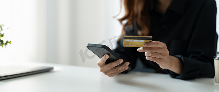 关闭女性持有银行信用卡使用手机在线购物、购买商品或在线订购、输入银行账户和在线银行报价中的详细信息。