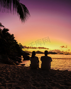 Anse Patates, La Digue Island, Seyshelles, Drone airview of La Digue Seychelles bird view, 成熟的情侣男女度假塞舌尔