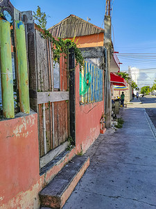墨西哥普拉亚德尔卡门典型的街道和城市景观。