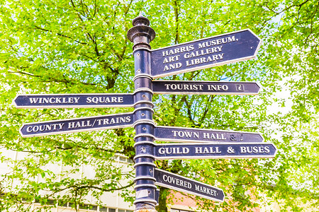 各个城市城市摄影照片_城镇路标显示前往历史名城普雷斯顿市中心各个地方的方向