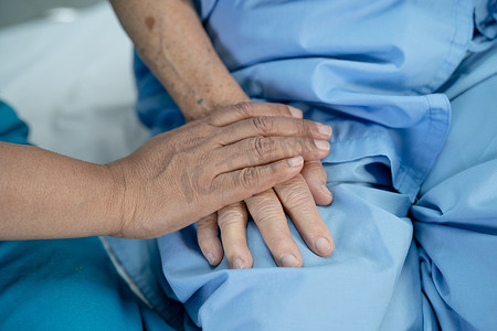 在护理医院病房手牵着亚洲老年或老年老妇人的爱、关怀、鼓励和同情心，健康强大的医疗理念
