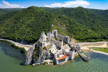 从无人机看多瑙河两岸塞尔维亚的戈卢巴克堡垒