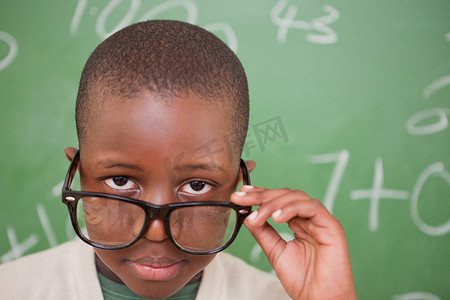 男小学生看着他的眼镜