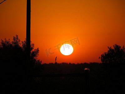 七彩火红的夕阳和太阳柱效应。