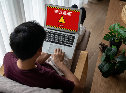 勒索病毒摄影照片_计算机屏幕上的病毒警告警报检测到流行的网络威胁