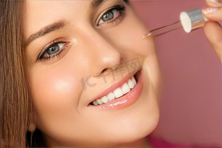 美容、化妆和护肤化妆品模型脸部肖像、使用滴管吸管涂抹护肤化妆品的女性、豪华面部护理