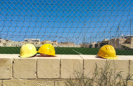 建筑工地墙上的黄色安全帽