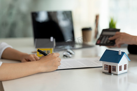 房地产经纪人谈到了购房协议的条款，并要求客户签署文件以合法签订合同、房屋销售和房屋保险概念。