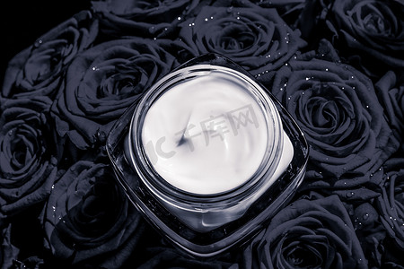 面霜皮肤保湿霜和黑玫瑰花，以花卉背景为美容品牌假日平面设计的豪华护肤化妆品