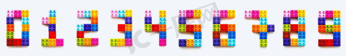 由彩色构造块组成的从 0 到 9 的数字集。
