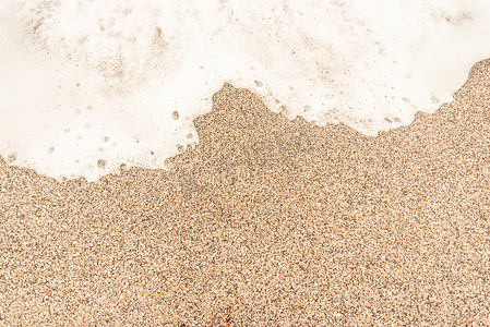 海滩上的粗沙与海泡沫