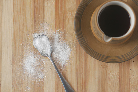 简单性摄影照片_黑色背景上的糖替代甜味剂。