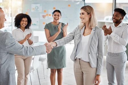 雇用新员工或领导层晋升后握手、合作和祝贺，并鼓掌。
