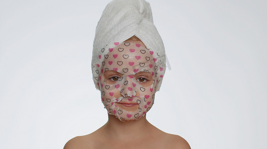 应用化妆品保湿面膜的小女孩、青少年护肤治疗、天然化妆品
