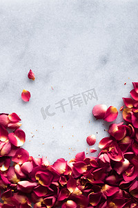 大理石平铺上的玫瑰花瓣 — 婚礼、假日和花卉背景风格的概念