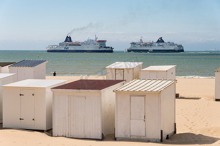 欧洲采购摄影照片_海滩小屋和 DFDS / P&O 跨海峡渡轮。