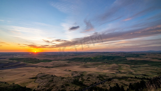 徽州农田摄影照片_华盛顿东部松散地区的​​太阳落入地平线以下