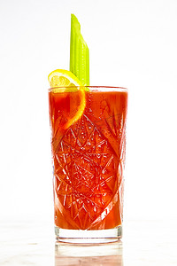 芹菜汁摄影照片_血腥玛丽，经典鸡尾酒，配以伏特加和番茄汁。