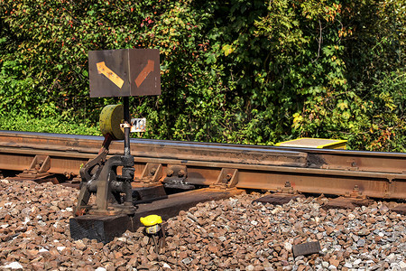 旧铁路十字转辙器覆盖着黑油和污垢。