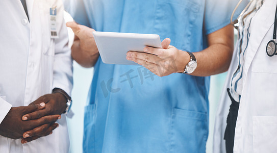 团队合作、医疗保健和医生规划数字平板电脑、分享建议和检查医院的在线时间表。