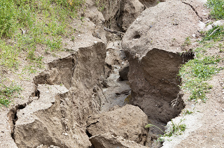 土壤的形成摄影照片_山路大雨后水土流失