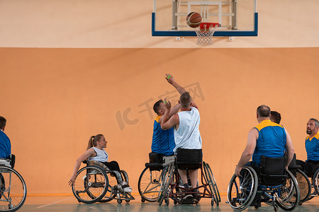 篮球比赛开始前，残疾篮球队与选拔员在大厅合影