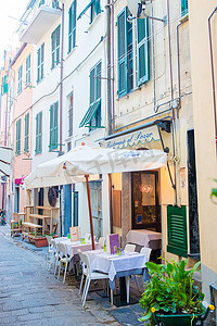 意大利五渔村沿海村庄蒙特罗索古老美丽的空旷狭窄街道，设有户外咖啡馆
