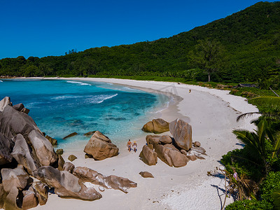 digue摄影照片_Anse Source dArgent beach, La Digue Island, Seyshelles, 无人机鸟瞰La Digue Seychelles鸟瞰图，成熟情侣男女度假塞舌尔