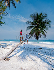 夫妇在泰国春蓬省、白色热带海滩棕榈树、Wua Laen 海滩度假