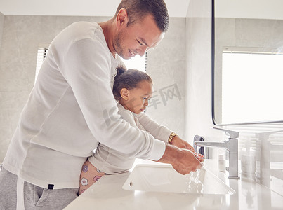 浴室儿童摄影照片_孩子们、清洁工和家人，男人和女孩一起在家里的浴室里洗手。